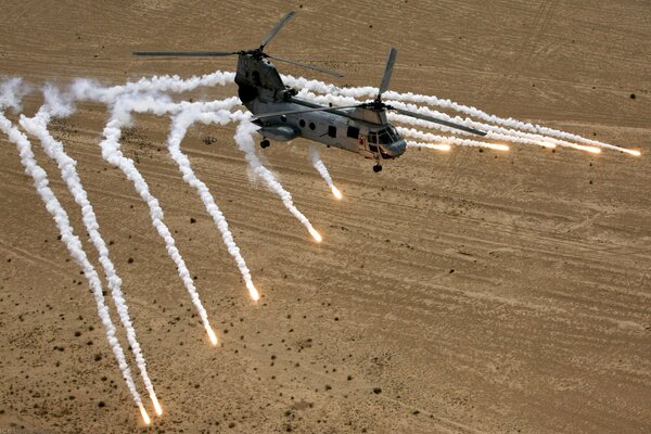 Helicóptero lanza cohetes en el desierto