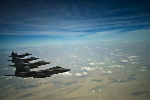 Kampfverband der Kampfflugzeuge geht über die Wolken