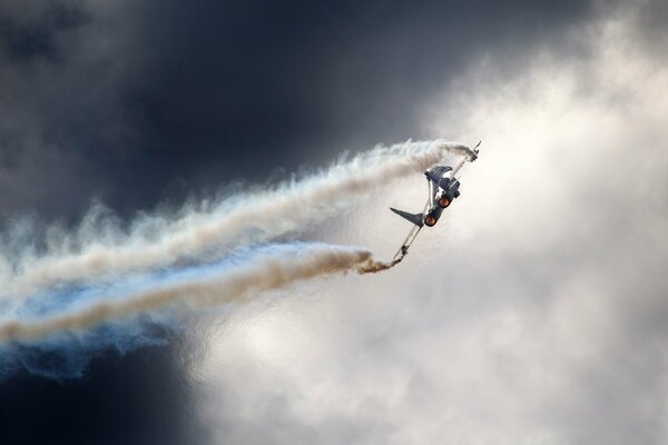 Ein Kampfflugzeug fliegt in den Wolken
