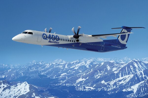 Avión de pasajeros, volando sobre las montañas