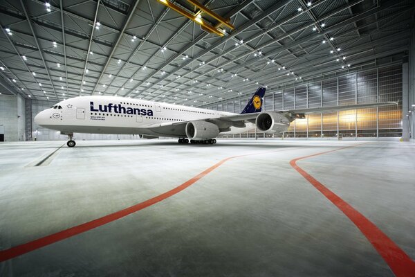 Aereo passeggeri in un hangar illuminato