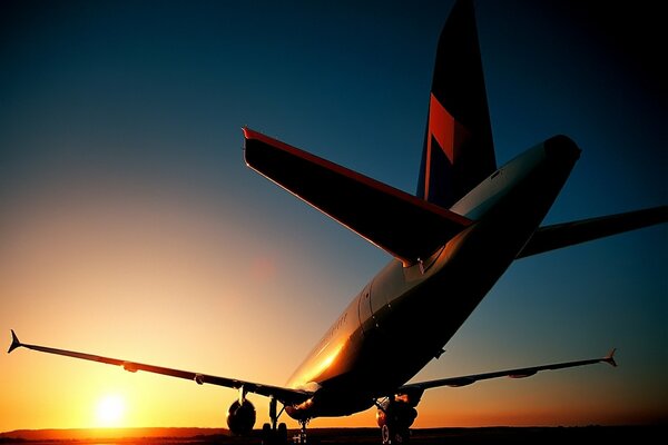 Passagierflugzeug bei Sonnenaufgang