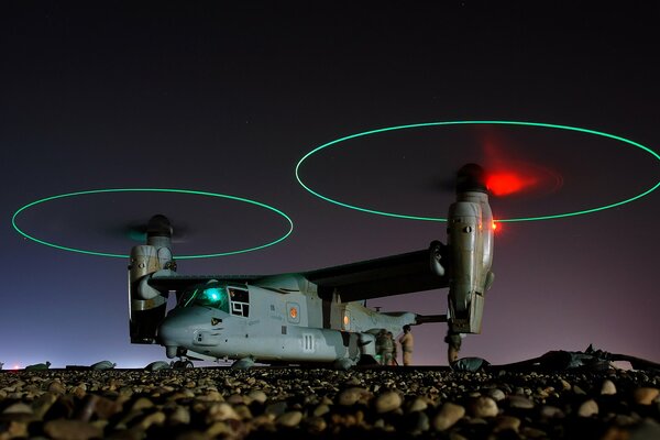 L avion montre ses platines sur fond de ciel nocturne