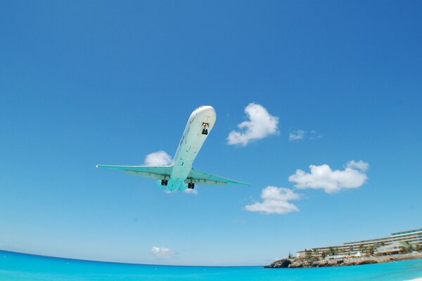 L aereo sorvola l oceano pulito e gli hotel