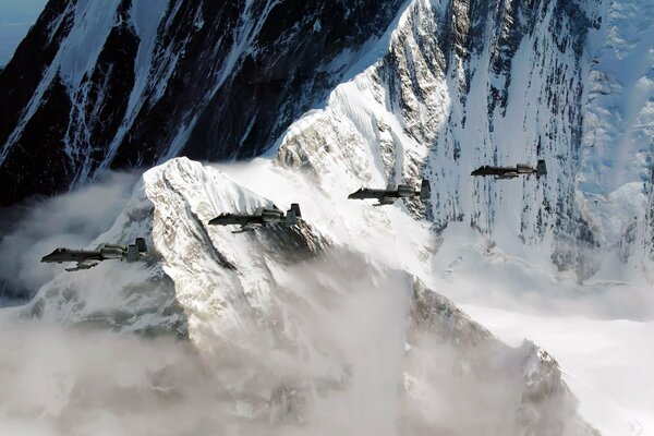 Combattenti nelle montagne innevate della Pacific ALASKAN range