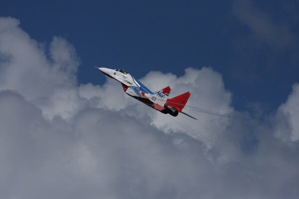 MiG - 29 aerogrur Rondoni sopra le nuvole