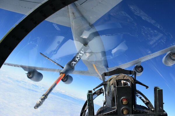 Reabastecimiento de combustible de combate se lleva a cabo en el cielo