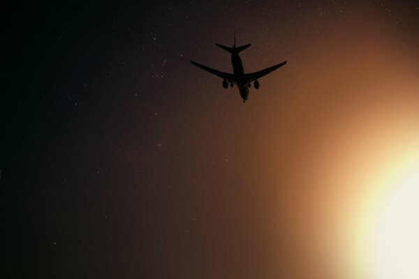 Vol de nuit de l avion dans les étoiles