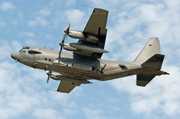 Avión Inglés en el cielo azul