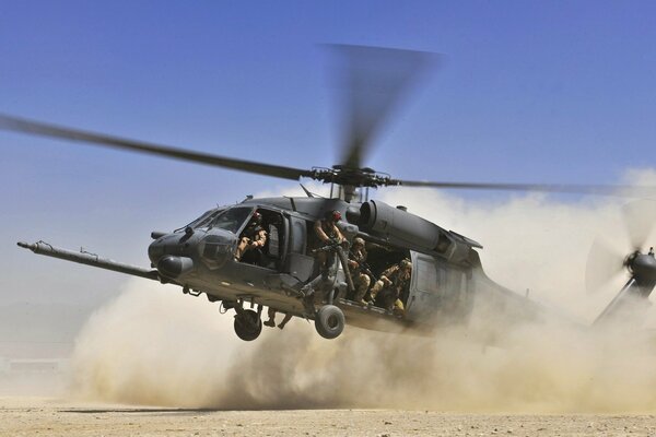 L hélicoptère HH 60g Pave hawk débarque dans le désert