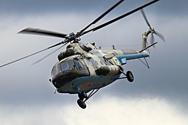 Elicottero Ucraino Mi-8 in volo