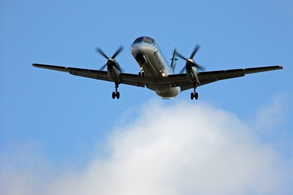 Immagine nel cielo vola aereo saab 2000