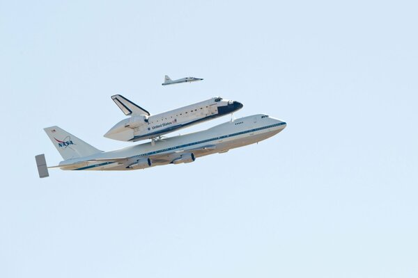 Boeing i wahadłowiec wykonują wysoki lot w niebo