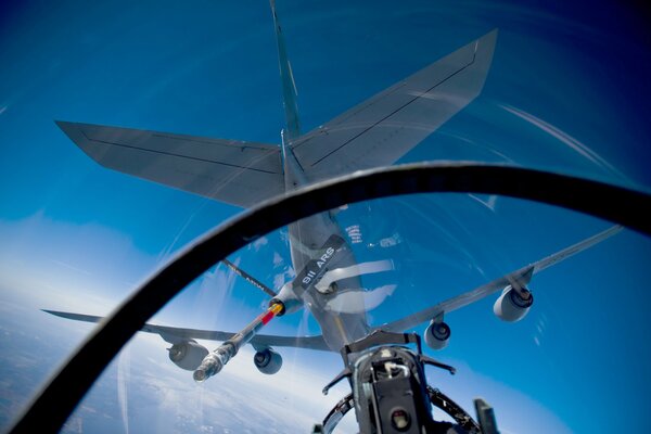 Aviones de combate en el cielo vista desde la cabina del piloto