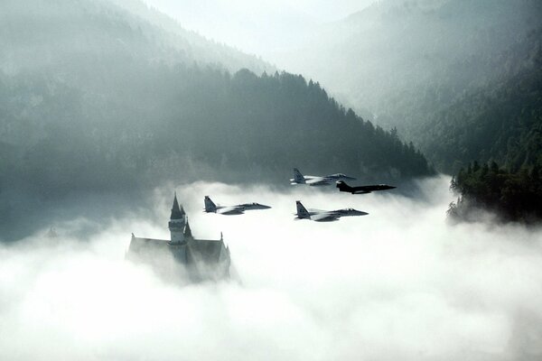 Aviones de combate sobre el castillo en la niebla