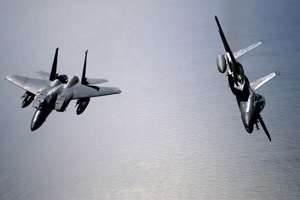 Dwa myśliwce nad powierzchnią morza
