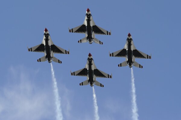 Un grupo de cazas de la fuerza aérea de los Estados Unidos en el cielo