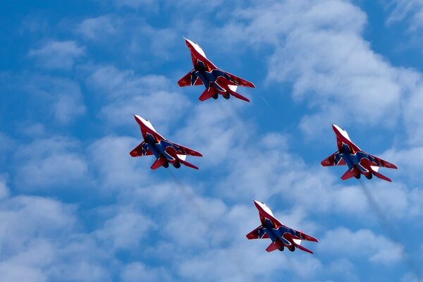 Groupe de voltige d avions de chasse dans le ciel nuageux