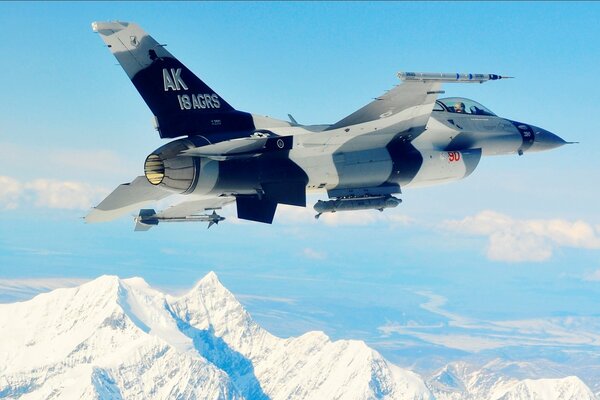 Полет над снежными горами военного самолета