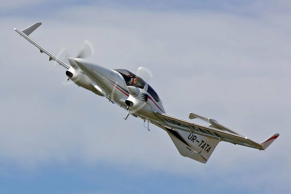 Aereo grigio in volo nel cielo