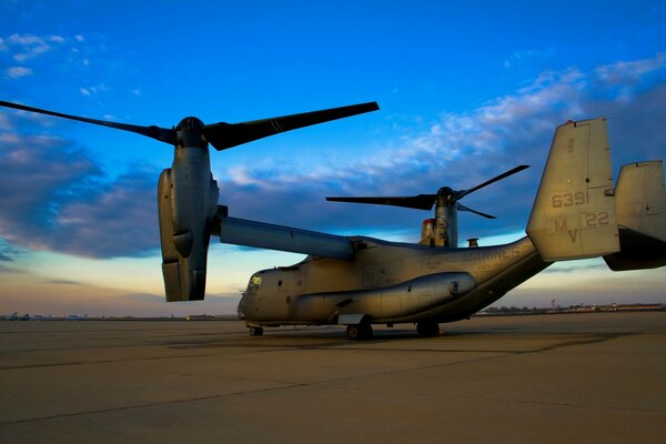 Amerykański tiltrotor Bell V-22 Osprey na lotnisku