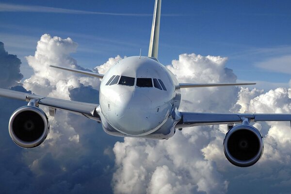 Avion volant haut dans le ciel