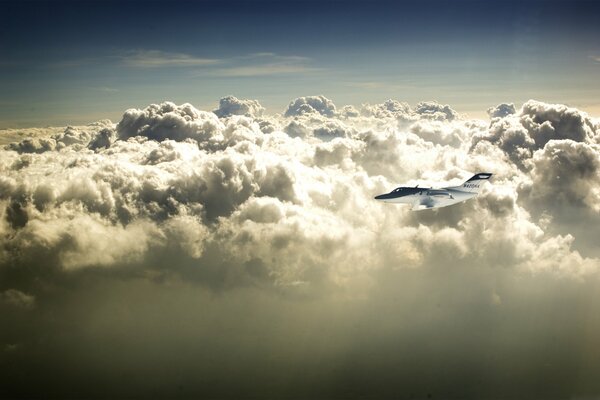 Vuelo de avión sobre nubes densas