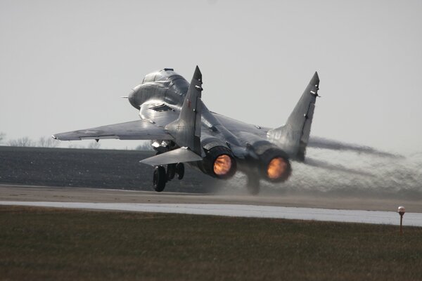 Avion de chasse polyvalent MIG-29 au décollage