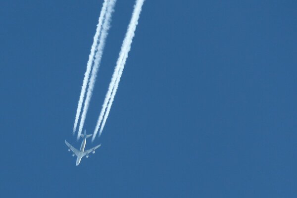 Umkehrspur von einem Flugzeug in einem sauberen Himmel