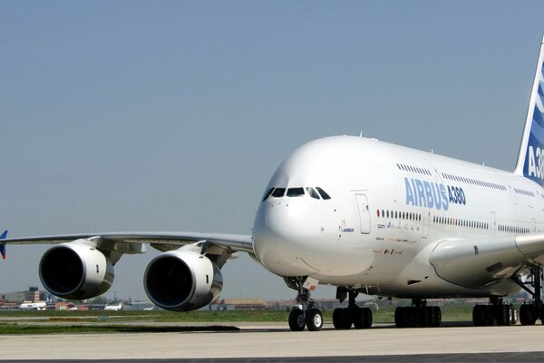 Riesenflugzeug Airbus a380 auf der Landebahn