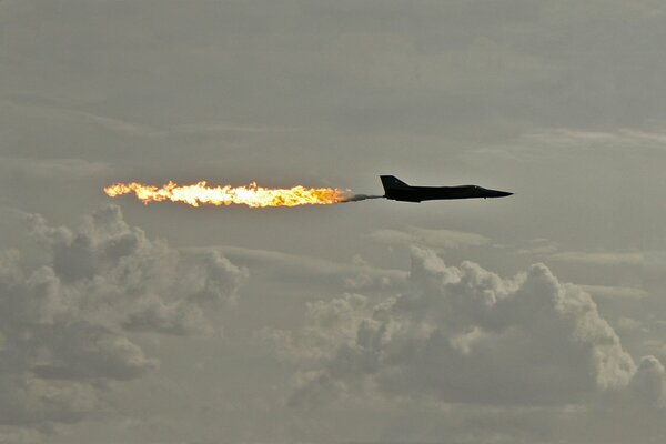 La queue de la flamme de l avion dans le ciel gris