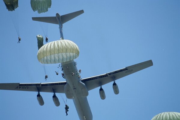 I paracadutisti eseguono un salto dal bordo di un aereo militare