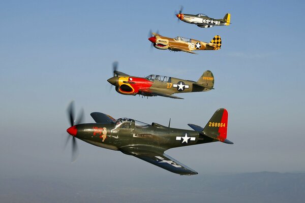 4 aviones de combate de color para colorear en el cielo