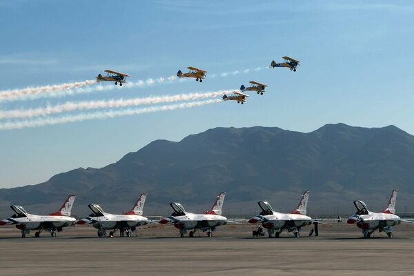 Cinco aviones en vuelo, cinco no en el fondo de las montañas