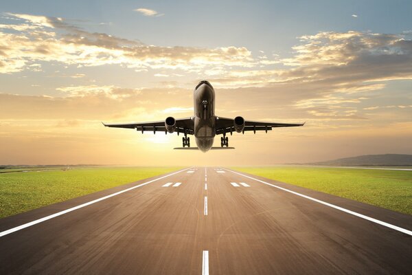 Das Flugzeug hat sich für den Flug zerstreut und ist in den Himmel gegangen