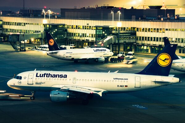 Lufthansa-Flughafen im Abendlicht