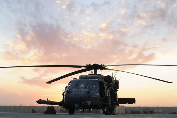 Hélicoptère militaire sur la piste d atterrissage