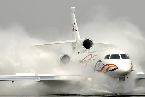 Das Bild eines weißen Flugzeugs steht auf der Landebahn im Rauch