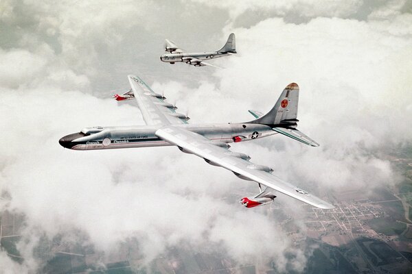 Bombarderos estadounidenses vuelan sobre las nubes