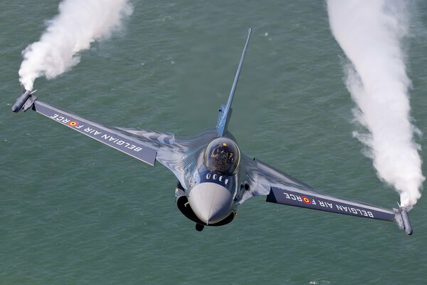 Caza militar sobre el mar azul