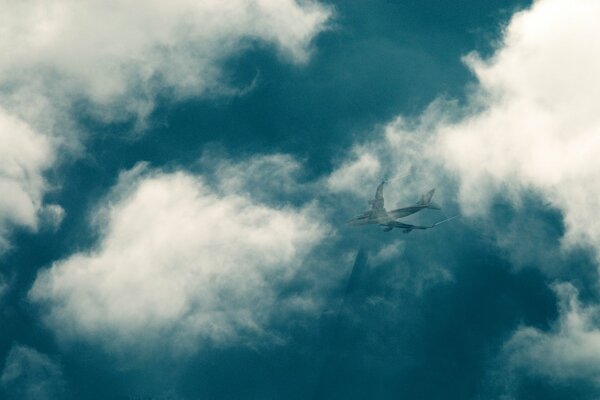 The plane leaves a plume of gas dust in the sky