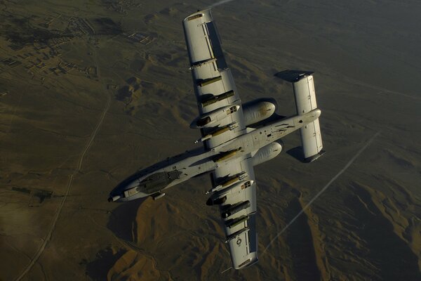 El bombardero estadounidense Thunderbolt 2 sobrevuela la tierra