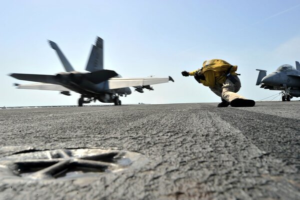 Start des Hornets vom Deck des Flugzeugträgers