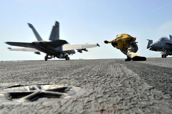 Despegue de Hornet desde la cubierta de un portaaviones