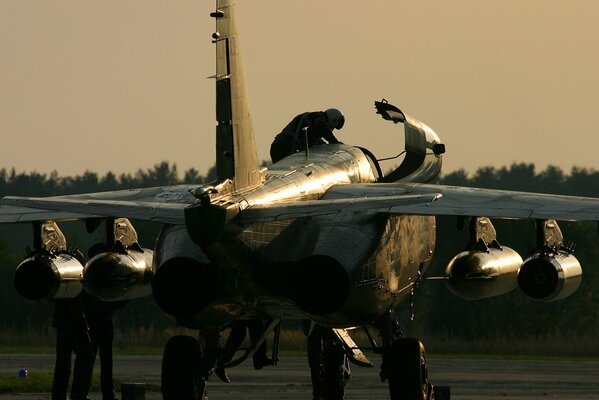 Landung eines Piloten am Steuer eines SU-25-Flugzeugs am Abend bei Sonnenuntergang