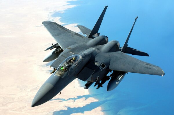 Caccia tattico americano F - 15 in volo