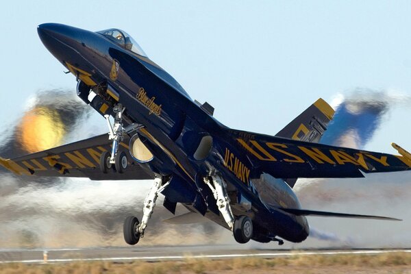 Samolot F -18 blue angels na kącie ataku