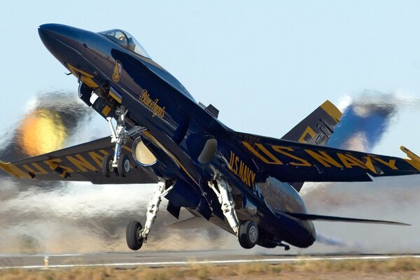 Самолет f -18 blue angels на угле атаки