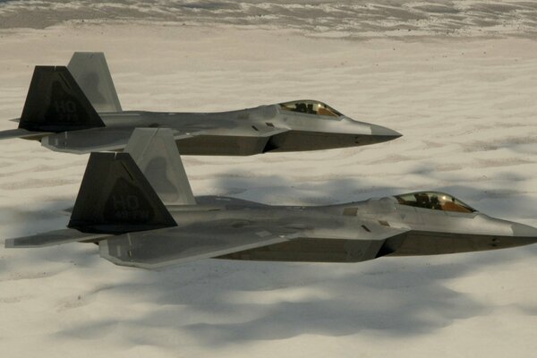 Foto von zwei Kampfflugzeugen im Flug über die Wüste