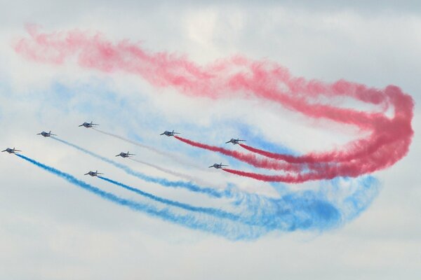 Tricolor en el cielo, la belleza de la aviación